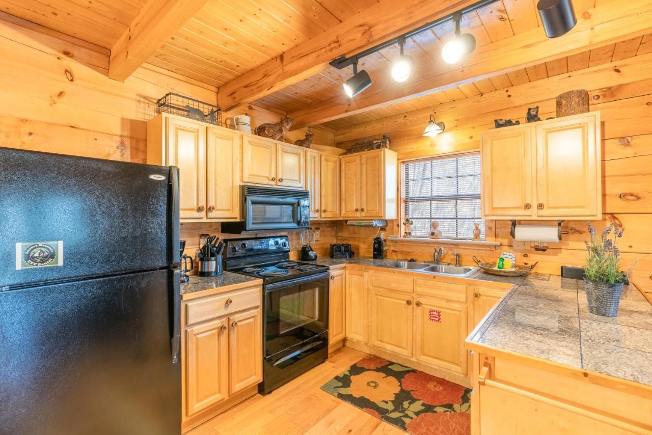 פיג'ן פורג' Moonshine Ridge Cabin With Hot Tub And Fire Pit מראה חיצוני תמונה