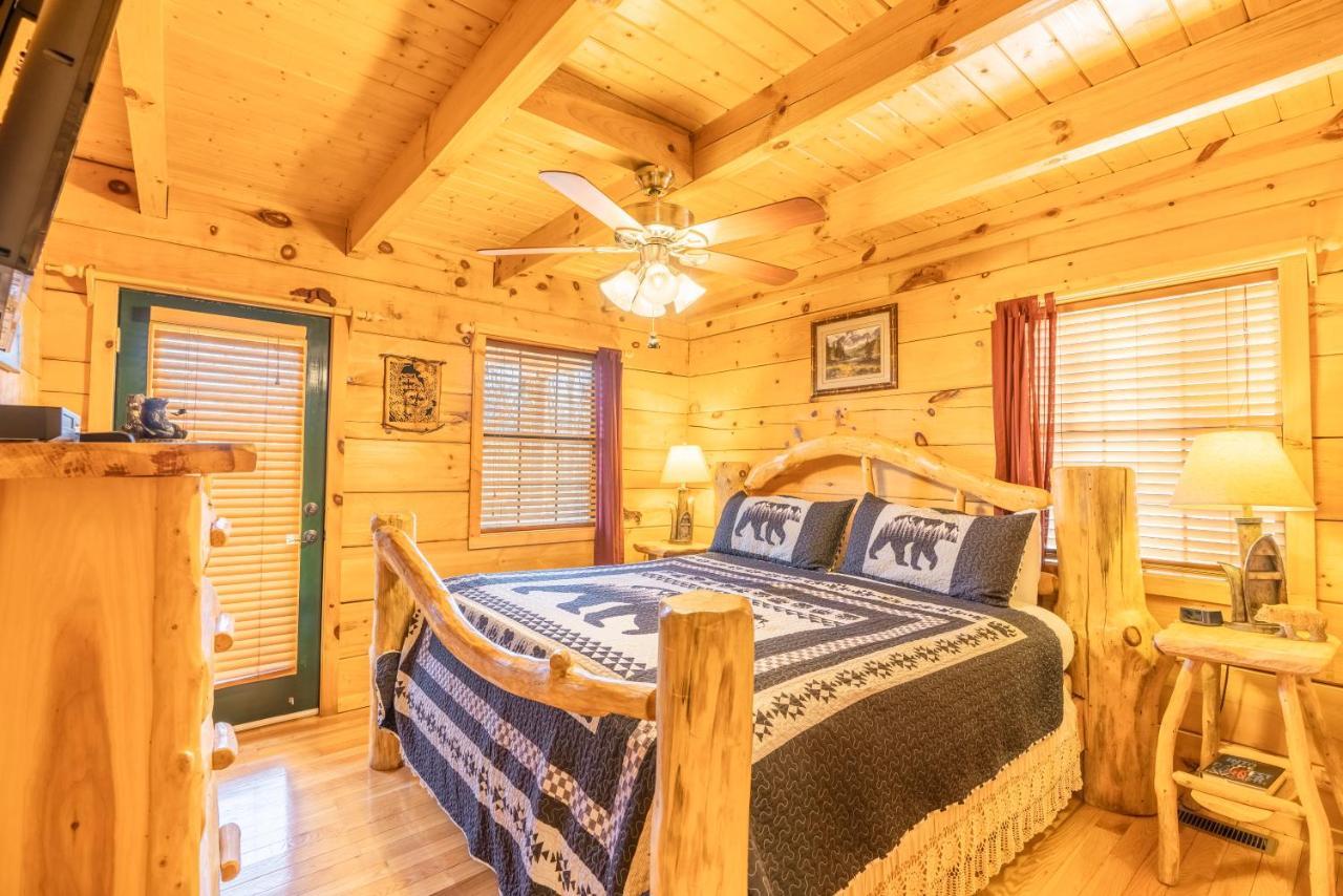 פיג'ן פורג' Moonshine Ridge Cabin With Hot Tub And Fire Pit מראה חיצוני תמונה