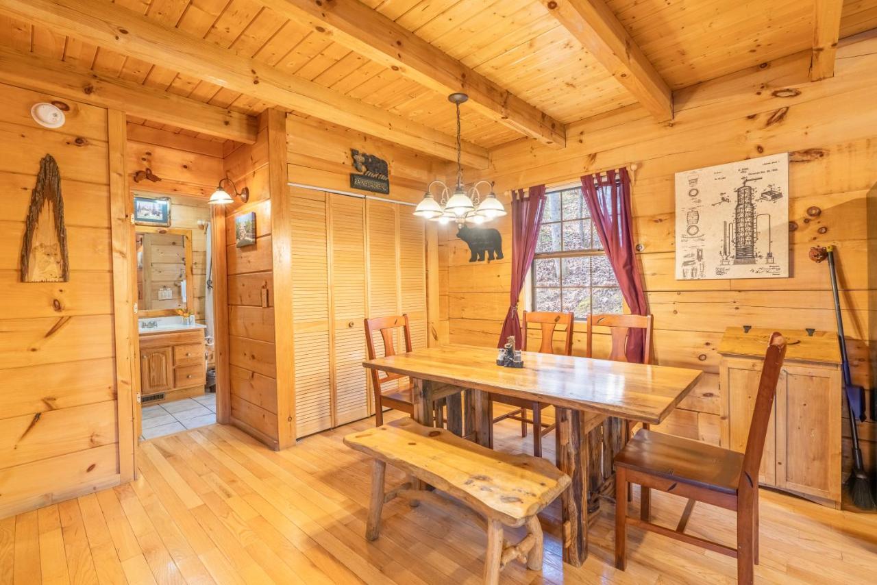 פיג'ן פורג' Moonshine Ridge Cabin With Hot Tub And Fire Pit מראה חיצוני תמונה
