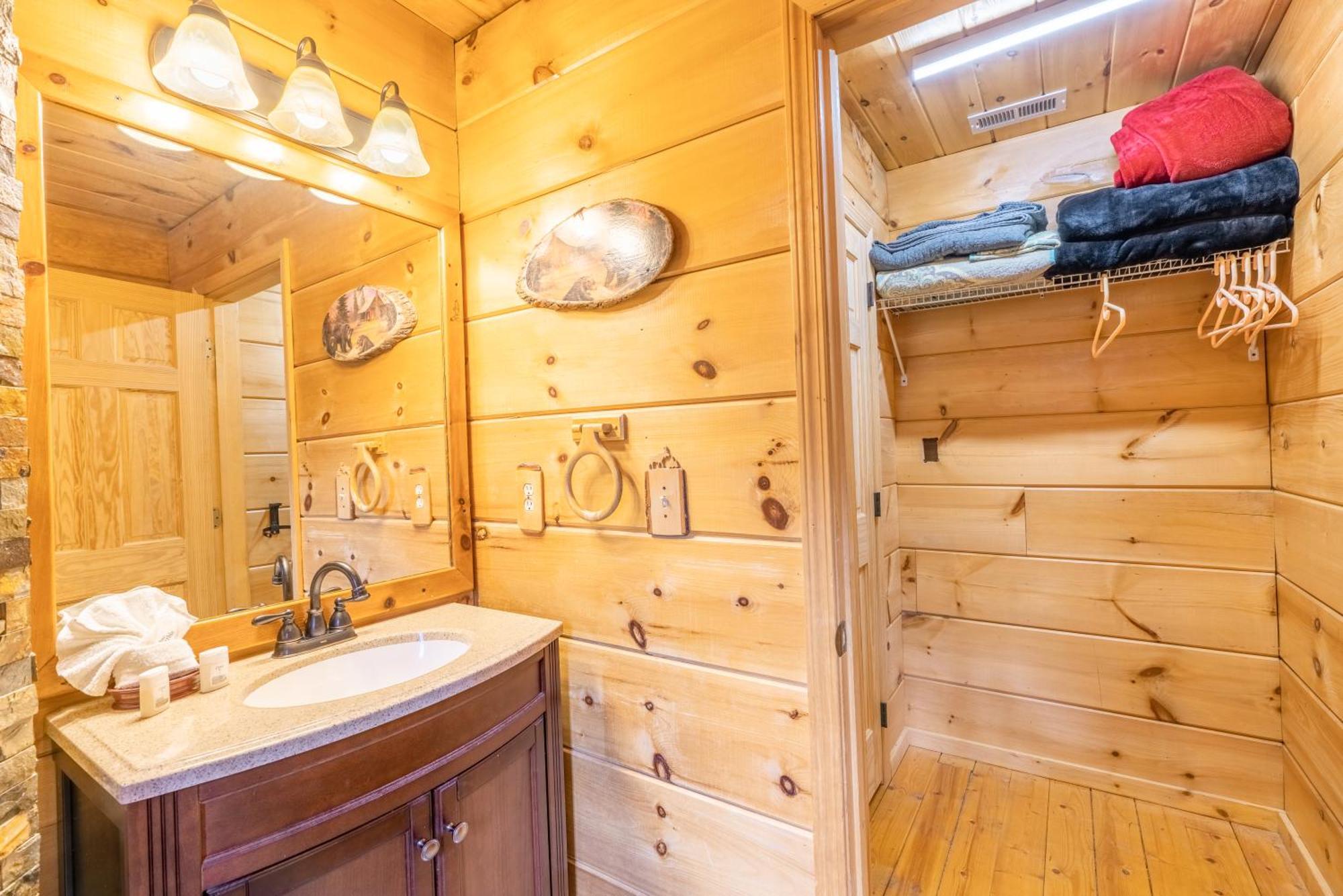 פיג'ן פורג' Moonshine Ridge Cabin With Hot Tub And Fire Pit מראה חיצוני תמונה